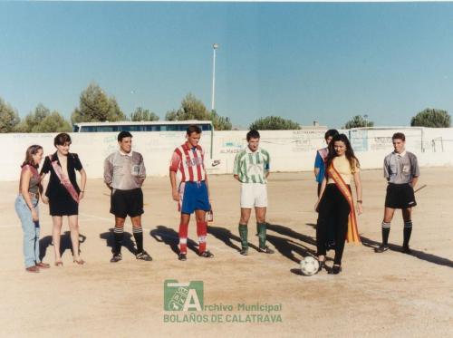 1998, Feria del Cristo, Reina y damas en partido de fútbol