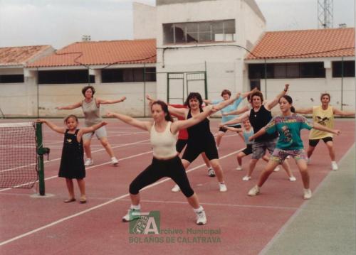 2001, Curso de aerobic en el campo de fútbol (1)
