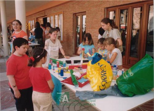 2003, Talleres en la plaza por el día del medio ambiente (4)