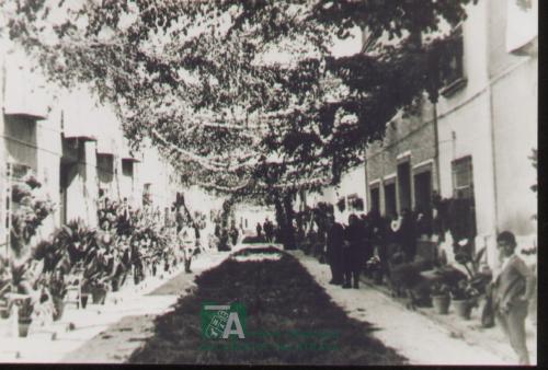 Calle Santísimo arreglada para el Corpus, años 60
