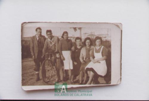 Familia y muchacho en bicicleta, año 1945