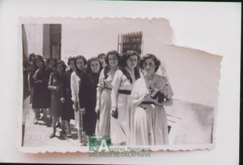 Fila de muchachas en procesión del Santísimo, años 1950