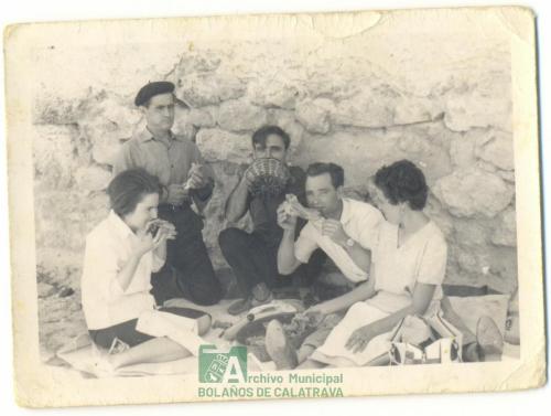 Grupo de amigos de merienda