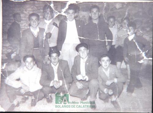 Grupo de amigos en la Feria del Cristo, 1955