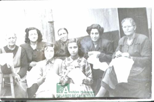 Grupo de bordadoras y encajera, 24-04-1953