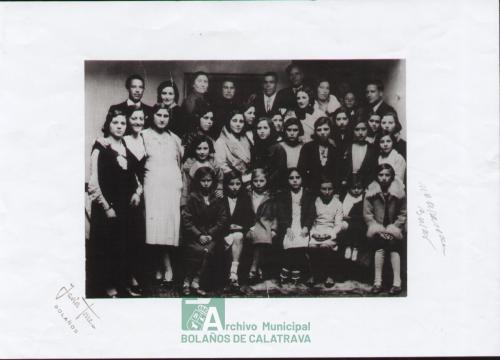 Grupo de invitados a una boda, año 1931