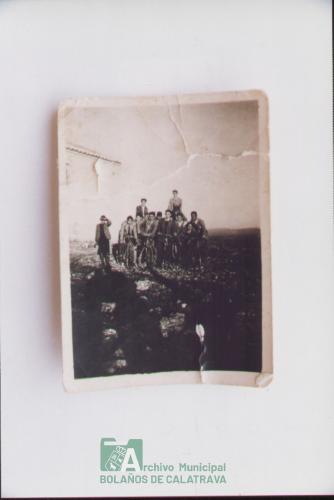 Grupo de muchachos en bicicleta