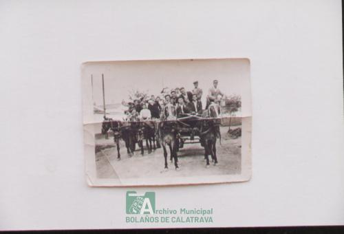 Grupo de muchachos en carros hacia la romería, años 50