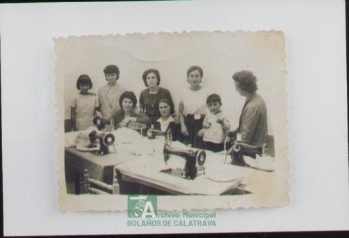 Grupo de mujeres bordando y niños, año 1965-66