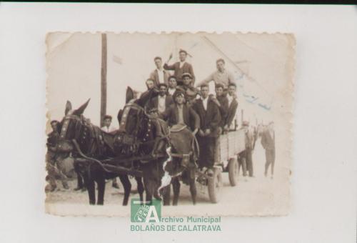 Grupo en remolque hacia la romería, años 60