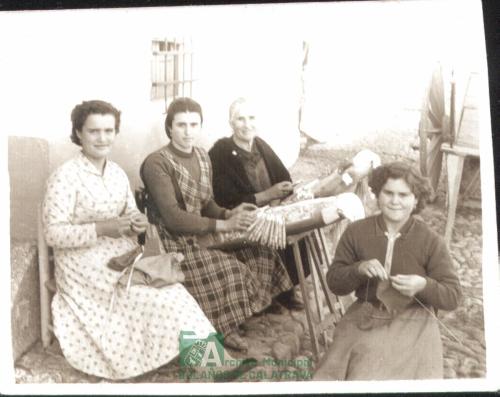 Haciendo encajes y punto en la calle Cruz, nº7, año 1958 donada por Angela Ruiz Martin