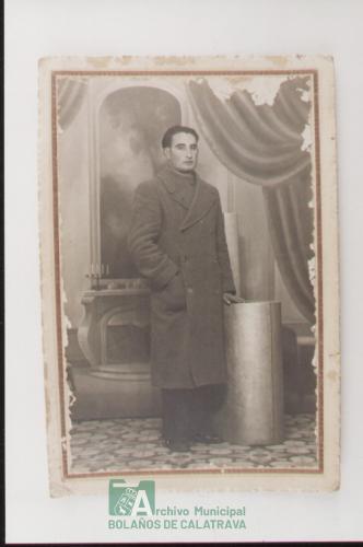 Hombre con abrigo (Lorenzo Aranda Moraga), año 35-36