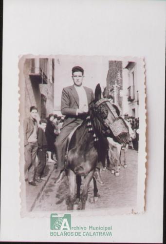 Hombre en mula_ fiesta de S.Antón, calle Dr.Ayllón, años 60