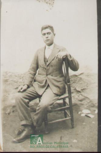 Hombre sentado, años 20