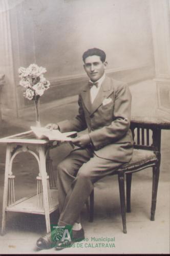 Hombre sentado leyendo libro donada Camila Aranda Rubio