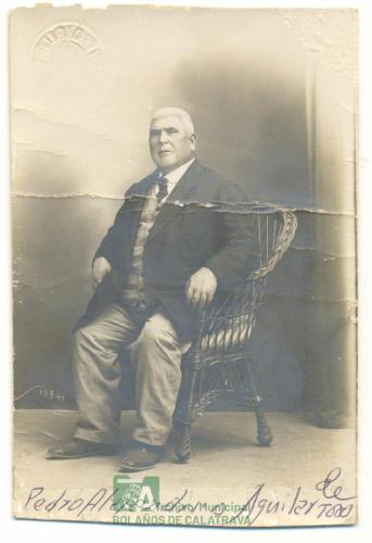 Hombre sentado. donada por Mª Soledad Fúnez Aguilar