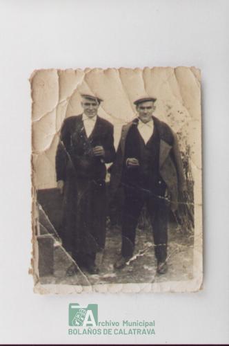 Hombres con boinas, año 1935