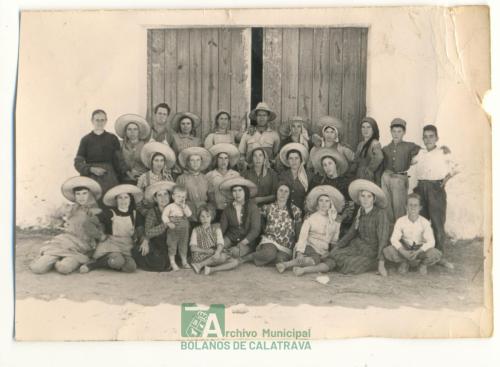 Hombres y mujeres con sombreros