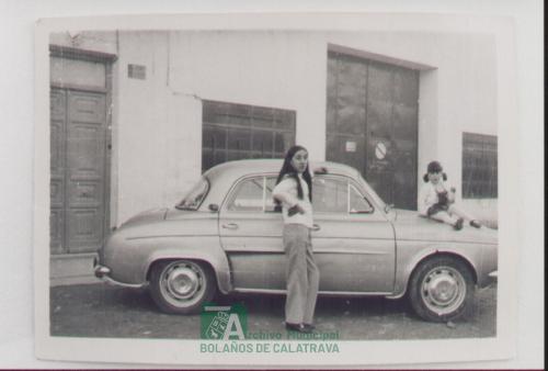 Muchacha y niña en coche. donada por Miguela Rubio Ruiz