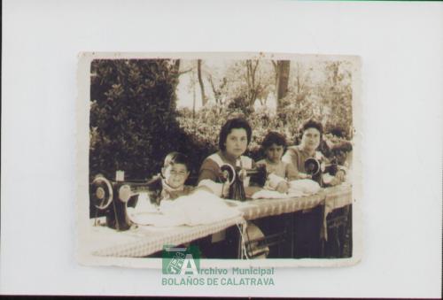 Muchachas bordando en el parque, años 1957-58 Damaso Martin Aranda
