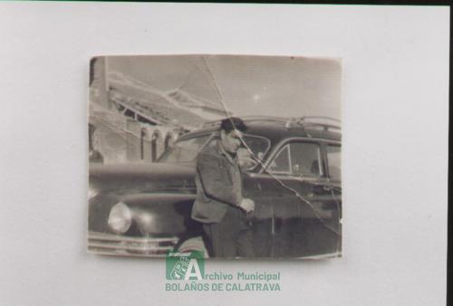Muchacho apoyado en coche, año 1941. donada por Guadalupe Calzado