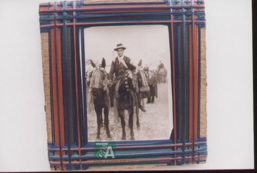 Muchacho sobre mulas adornadas. Fiesta de S. Antón, año 1952