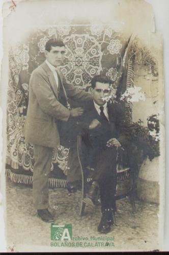 Muchachos (al fondo mantón de manila), año 1910