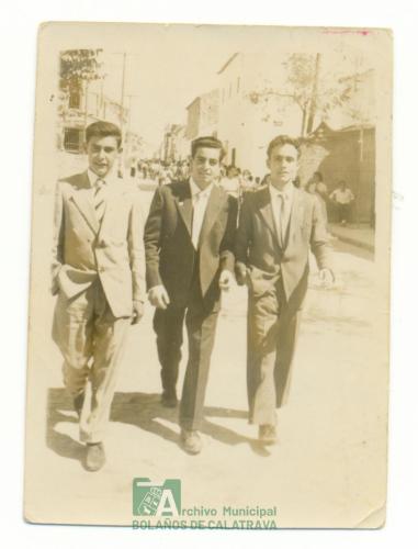 Muchachos de paseo en las Fiestas del Cristo