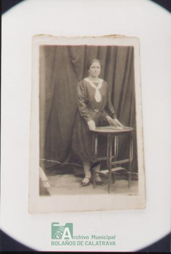 Mujer apoyada en mesa, Guerra Civil.