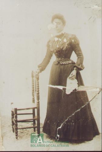 Mujer apoyada en silla, años 20