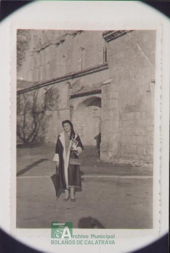 Mujer con velo y paraguas, año 1960