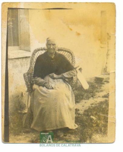 Mujer muy mayor sentada