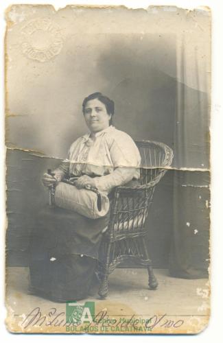 Mujer sentada con bolso