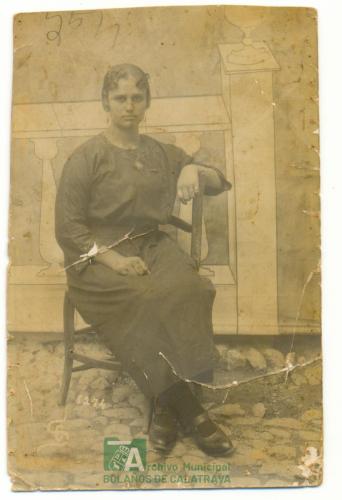 Mujer sentada (muy antigua)