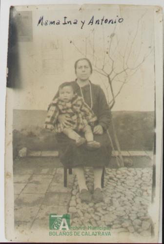 Mujer y niño, año 1928