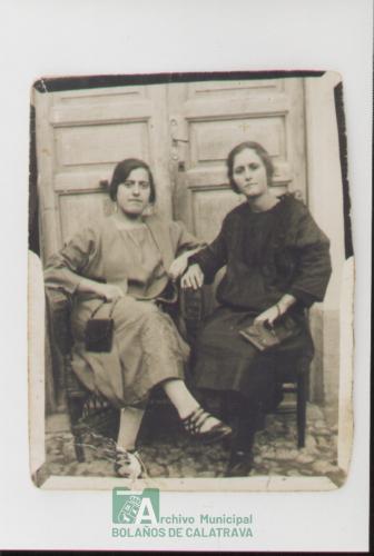 Mujeres sentadas, años 1920-30 Elisa López Díaz