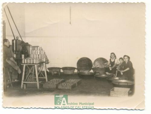 Mujeres y niño cerrando envases