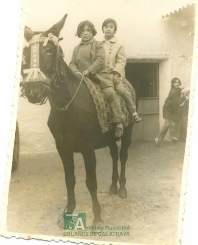 Niñas subidas a Caballo. 1970 Donada por Purificación López López