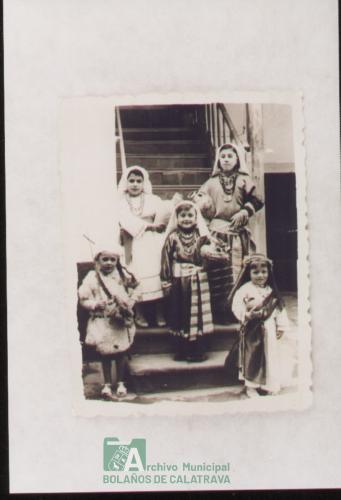 Niñas vestidas de samaritanas, procesión de ramos, año 1964