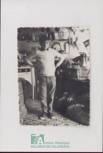 Niño en ferretería, 27-04-1967