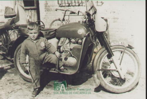 Niño en moto, año 1960-61