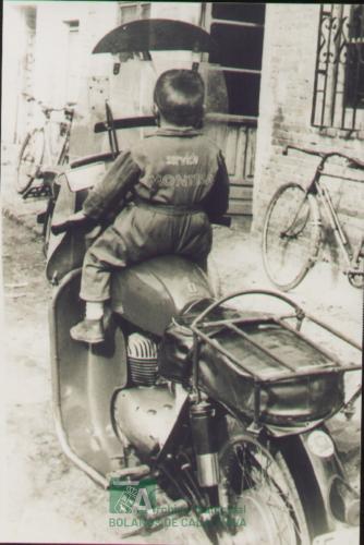 Niño en moto, año 60-61