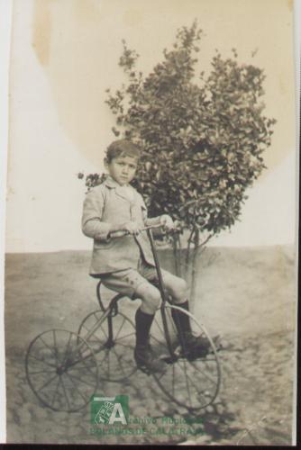 Niño en triciclo, años 30