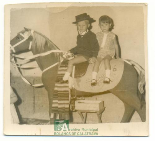 Niños en caballito de juguete