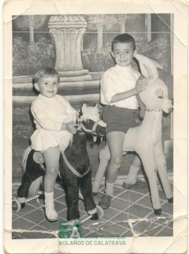 Niños en caballitos