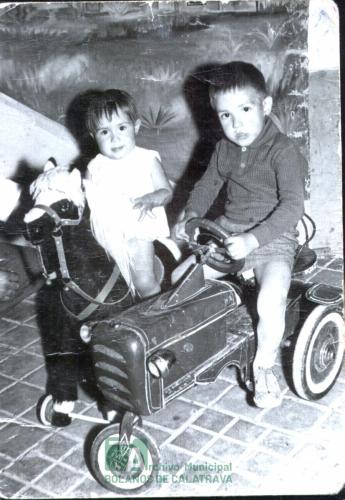 Niños en tractor y caballito, año 1968 FElix JAvier Rodriguez MArtin