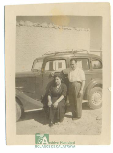 Pareja en coche antiguo