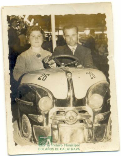 Pareja en cochecito de feria. Donada por Ramón Castro Ramirez