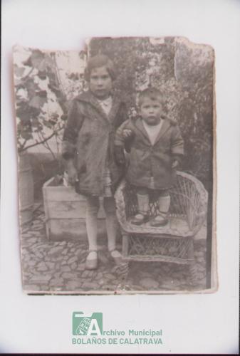 Pareja (niño sobre silla), años 1925-26