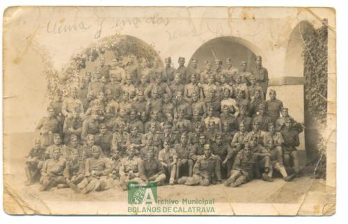 Regimiento de artillería nº61, en el patio del cuartel de Ciudad Real, 1944